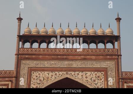 Detail der gewölbten Eingang aus rotem Sandstein, das Taj Mahal. Agra. Uttar Pradesh. Indien. Stockfoto