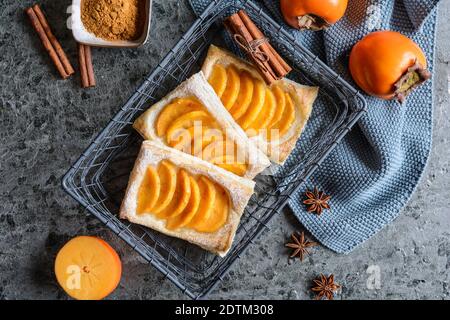 Pimon Blätterteig Kuchen mit Zimt und Puderzucker Stockfoto