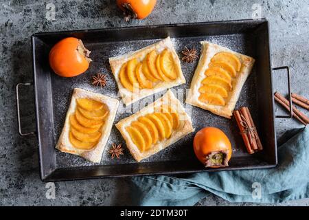 Pimon Blätterteig Kuchen mit Zimt und Puderzucker Stockfoto