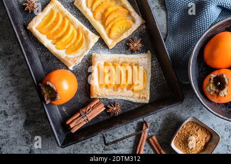 Pimon Blätterteig Kuchen mit Zimt und Puderzucker Stockfoto