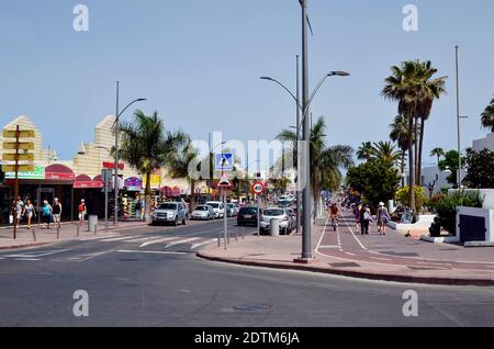 Corralejo, Fuerteventura, Spanien - 02 April, 2017: Nicht identifizierte Personen und verschiedene Geschäfte an der Hauptstraße in die Stadt auf der Kanarischen Insel Stockfoto