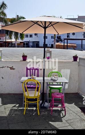 Corralejo, Fuerteventura, Spanien - 02 April 2017: Cafe mit bunten Sitze in der Stadt auf der Kanarischen Insel Stockfoto