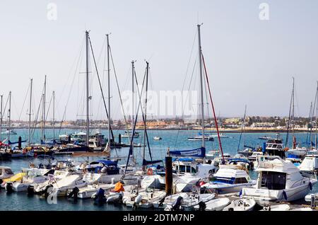 Corralejo, Fuerteventura, Spanien - 02 April 2017: Verschiedene Boote im Yachthafen der Stadt auf den Kanarischen Inseln Stockfoto