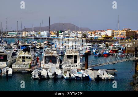 Corralejo, Fuerteventura, Spanien - 02 April 2017: Verschiedene Boote im Yachthafen der Stadt auf den Kanarischen Inseln Stockfoto