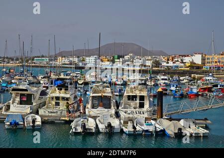 Corralejo, Fuerteventura, Spanien - 02 April 2017: Verschiedene Boote im Yachthafen der Stadt auf den Kanarischen Inseln Stockfoto