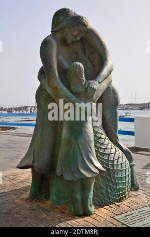 Corralejo, Fuerteventura, Spanien - 02 April 2017: Skulptur des Monumento al Marinero am Hafen der Stadt auf den Kanarischen Inseln Stockfoto