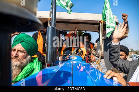 indische sikh-Bauern protestieren auf ihrem Traktor gegen neue Agrarrecht in indien Stockfoto