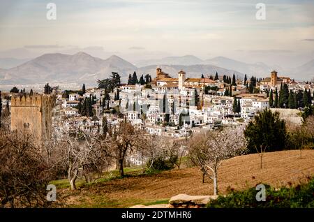 Blick auf Granada von der Alcazaba in der Alhambra-Anlage, Granada, Spanien Stockfoto