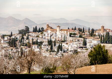 Blick auf Granada von der Alcazaba in der Alhambra-Anlage, Granada, Spanien Stockfoto