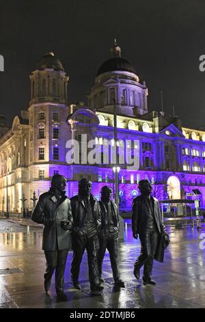 Andrew Edwards Beatles Statue mit dem Hafen von Liverpool Gebäude als Hintergrund, Pier Head, Liverpool, Großbritannien Stockfoto