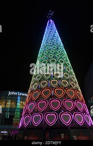 Love Hearts Christmas Tree Illumination außerhalb von John Lewis, Liverpool One Shopping Centre Stockfoto