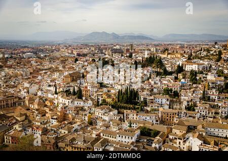 Blick auf Granada von der Alcazaba in der Alhambra-Anlage, Granada, Spanien Stockfoto