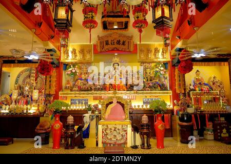 Zentrale Gebetshalle in Thekchen Choling, ein kleiner tibetisch-buddhistischer Tempel in der Beatty Road, in der Enklave Jalan Besar, Singapur Stockfoto