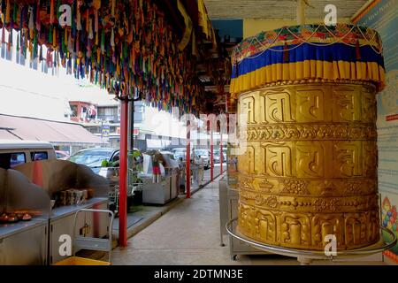 Großes Gebet - Mani Wheel in Thekchen Choling, einem kleinen tibetisch-buddhistischen Tempel an der Beatty Road in der Jalan Besar Enklave, Singapur Stockfoto