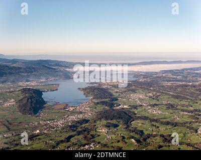 Luftaufnahme des Zürichsees am Morgen im Herbst Stockfoto