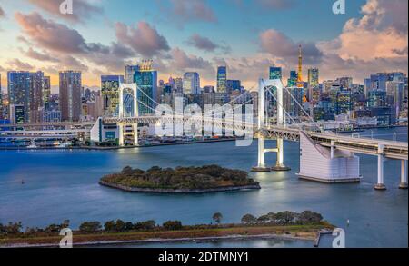 Japan, Tokyo City, Tokyo Bay, Minato Ku Skyline und Regenbogenbrücke Stockfoto