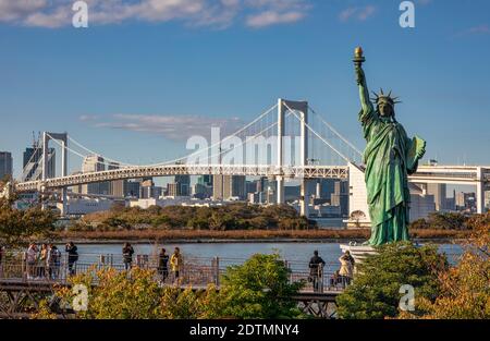 Japan, Tokyo City, Odaiba, Freiheitsstatue und Regenbogenbrücke Stockfoto