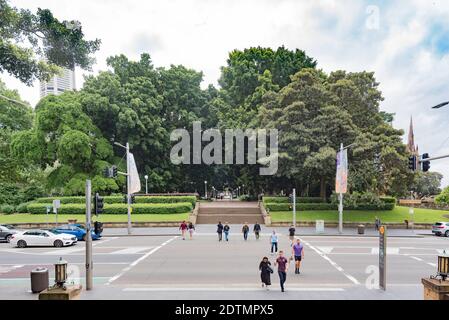 Blick über die William Street Fußgängerüberfahrt vom Hyde Park Südlich des üppigen Grüns des Hyde Park North in Frühling 2020 in Sydney Stockfoto