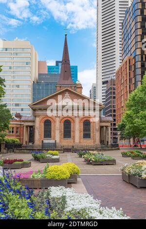 Die St. James Church (King Street) im georgianischen Stil aus dem Jahr 1824 wird hier von der Macquarie Street aus durch die von der City of Sydney gepflanzten Frühlingsblumen aufgehellt Stockfoto