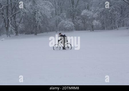 Winter im Leipziger Palmengarten, Schnee, Kälte, Eindrücke, Radfahrer Stockfoto