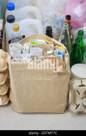 Pappe und Papier für das Recycling vorbereitet. Bündel von Pappe, die recycelt werden sollen. Recycelbare Materialien. Stockfoto