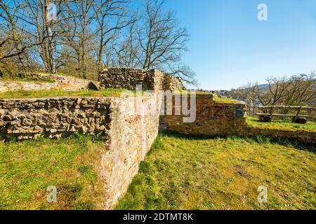 Schloss Pfarrköpfchen bei Stromberg im Hunsrück, ein Hügelschloss mit einer Kapelle, in der sich ein Mosaikboden mit Rosettenmosaik befand, gegründet von Graf Palatin Ruprecht, aus der Salier-Zeit, Soonwald, Stockfoto