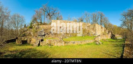 Schloss Pfarrköpfchen bei Stromberg im Hunsrück, ein Hügelschloss mit einer Kapelle, in der sich ein Mosaikboden mit Rosettenmosaik befand, gegründet von Graf Palatin Ruprecht, aus der Salier-Zeit, Soonwald, Stockfoto