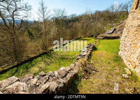 Schloss Pfarrköpfchen bei Stromberg im Hunsrück, ein Hügelschloss mit einer Kapelle, in der sich ein Mosaikboden mit Rosettenmosaik befand, gegründet von Graf Palatin Ruprecht, aus der Salier-Zeit, Soonwald, Stockfoto