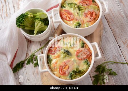 Brokkoli, Käse und Eierauflauf in Backkokotten Stockfoto