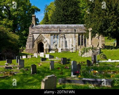 St. Margaret's Church eine denkmalgeschützte Pfarrkirche aus dem 13. Jahrhundert in Carsington Derbyshire Dales England mit Friedhof im Vordergrund. Stockfoto