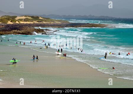 Fuerteventura, Kanarische Inseln, Spanien - 31. März 2017: Nicht identifizierte Surfer am Strand Playa de Corralejo Stockfoto