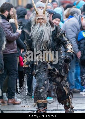 Krampuslauf oder Perchtenlauf während des Advents in München, einer alten alpinen Tradition, die während der weihnachtszeit in Bayern, Österreich und Südtirol stattfindet. Stockfoto