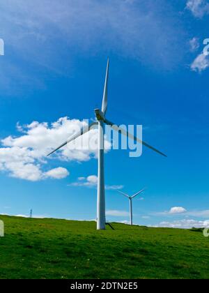 Senvion MM82/2050 Windturbinen auf der Carsington Weide in Derbyshire Dales England. Stockfoto