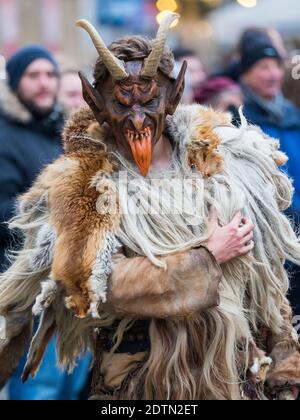 Krampuslauf oder Perchtenlauf während des Advents in München, einer alten alpinen Tradition, die während der weihnachtszeit in Bayern, Österreich und Südtirol stattfindet. Stockfoto