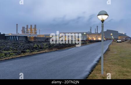 Geothermie-Kraftwerk Svartsengi auf Reykjanes Halbinsel im Winter. Nordeuropa, Skandinavien, Island, Februar Stockfoto