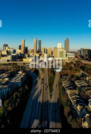 Atlanta Downtown Skyline Aerial Vertikales Panorama. USA, Atlanta 2020 , Georgia, Stockfoto