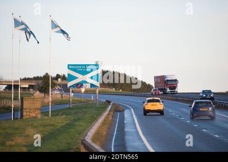 Schottische/englische Grenze, Lamberton, Schottland, Großbritannien. Dezember 2020. Im Bild: Eine recht ruhige A1-Straße, die Schottland mit dem Norden Englands verbindet. Der schottische erste Minister Nicola Sturgeon hatte grenzüberschreitende Reisen verboten, um die Ausbreitung des neuen Coronavirus-Stammes (COVID19) zu stoppen. Es gibt eine kleine Polizeipräsenz, aber der Verkehr ist frei fließend und leicht. Quelle: Colin Fisher/Alamy Live News Stockfoto