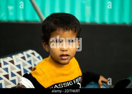 Kinder lernen mehr von dem, was du bist, als von dem, was du bist Lernen Stockfoto