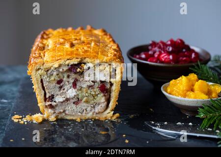 Weihnachtskuchen mit truthahn, Füllung und Preiselbeeren Stockfoto