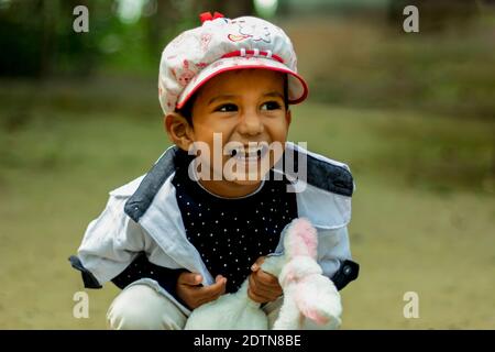 Es gibt nichts reines als das Lächeln eines unschuldigen Kindes Stockfoto