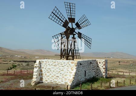 Spanien, Kanarische Inseln, Fuerteventura, alte Windmühle bei Tefia Stockfoto