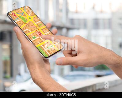 Mann Mit Smartphone-App Mit Gps-Karten Für Suchort, Creative Collage Stockfoto