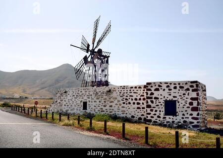 Spanien, Kanarische Inseln, Fuerteventura, alte Windmühle bei Tefia Stockfoto