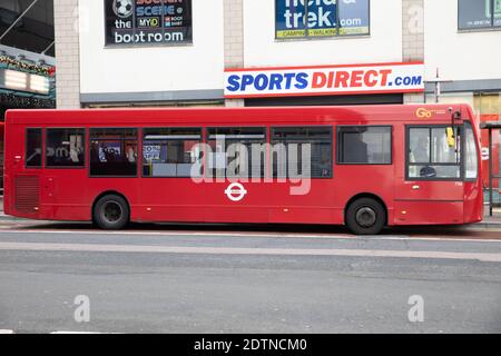 Bromley, Großbritannien. Dezember 2020. Bromley High Street ist ungewöhnlich verlassen von Käufern zwei Tage vor Weihnachten, wie die Menschen zu Hause bleiben nach Regierungsrichtlinien in Tier 4. Kredit: Keith Larby/Alamy Live Nachrichten Stockfoto