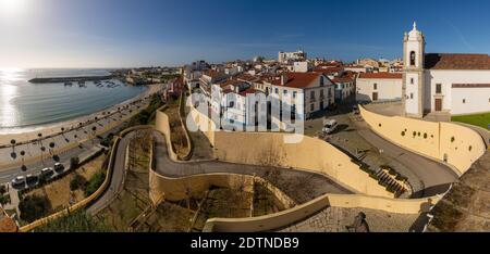 Sines, Portugal - 20. Dezember 2020: Panoramablick auf die Altstadt von Sines Stockfoto