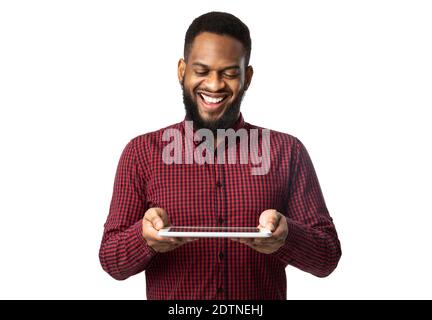 Fröhlicher Afrikanischer Mann Hält Digital Tablet Auf Weißem Hintergrund Stockfoto