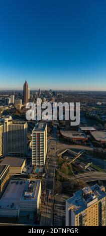 Atlanta Downtown Skyline Aerial Vertikales Panorama. USA, Atlanta 2020 , Georgia, Stockfoto