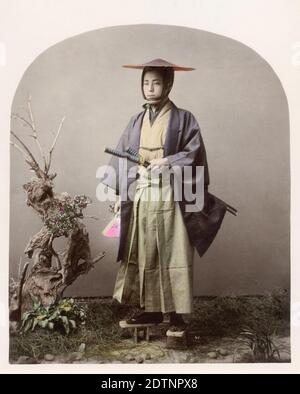 Vintage 19th Jahrhundert Fotografie - Japan - Samurai in einem Studio-Setting, mit zwei Schwertern, wahrscheinlich ein Schauspieler. Stockfoto