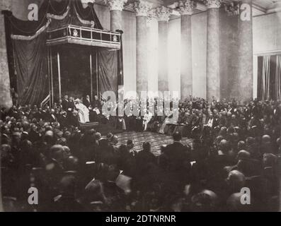 Vintage 19. Jahrhundert Foto - päpstlichen religiösen asesmbly im Vatikan, einschließlich des Papstes - angesichts der Bilddatum, fast sicher Poe Leo XIII.. Stockfoto
