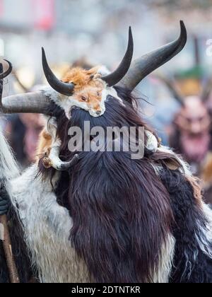 Krampuslauf oder Perchtenlauf während des Advents in München, einer alten alpinen Tradition, die während der weihnachtszeit in Bayern, Österreich und Südtirol stattfindet. Stockfoto